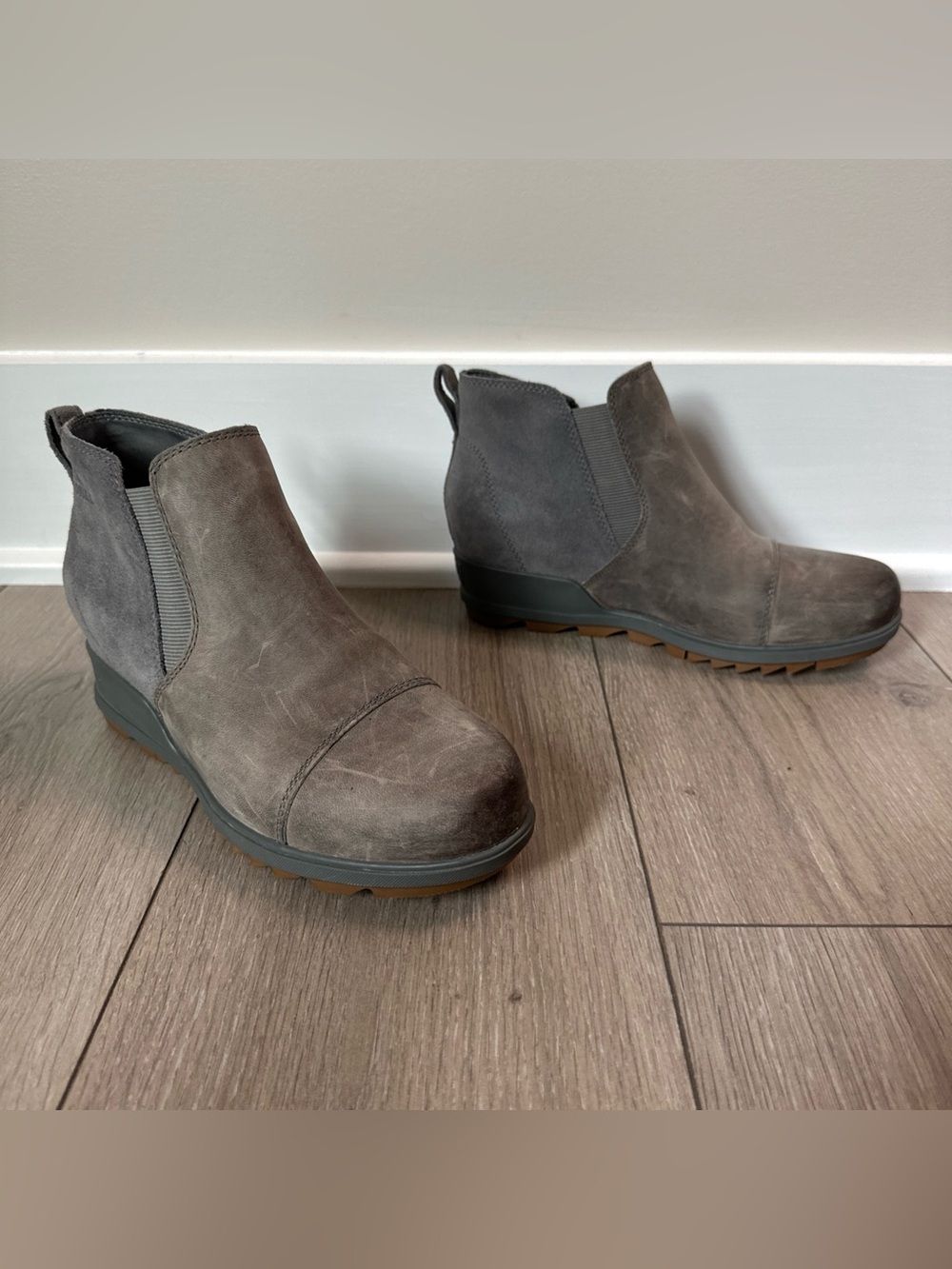 Sorel Size 8.5 Gray Suede Leather Booties Evie Chelsea Waterproof Hidden Wedge